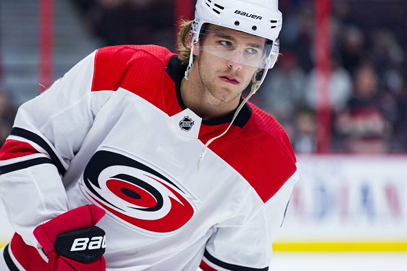 Noah Hanifin tecknar ett sexårigt kontrakt med Calgary Flames